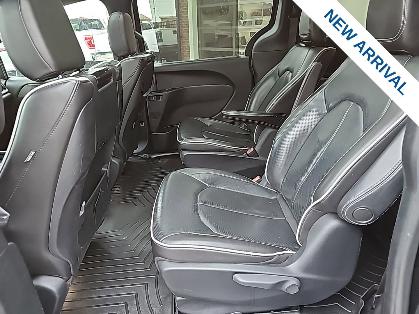 Used 2021 Chrysler Pacifica Limited w/ Uconnect Theater Family Group image 17