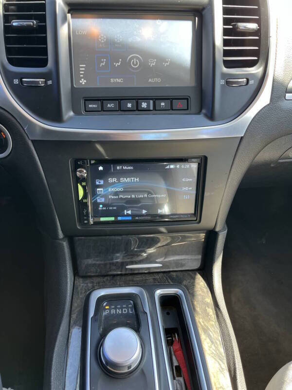Used 2018 Chrysler 300 Limited image 10