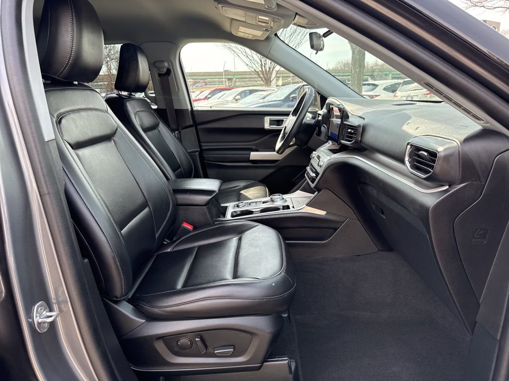 Used 2022 Ford Explorer XLT w/ Equipment Group 202A image 31