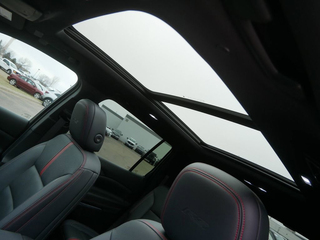 Used 2024 Chevrolet Traverse RS image 11