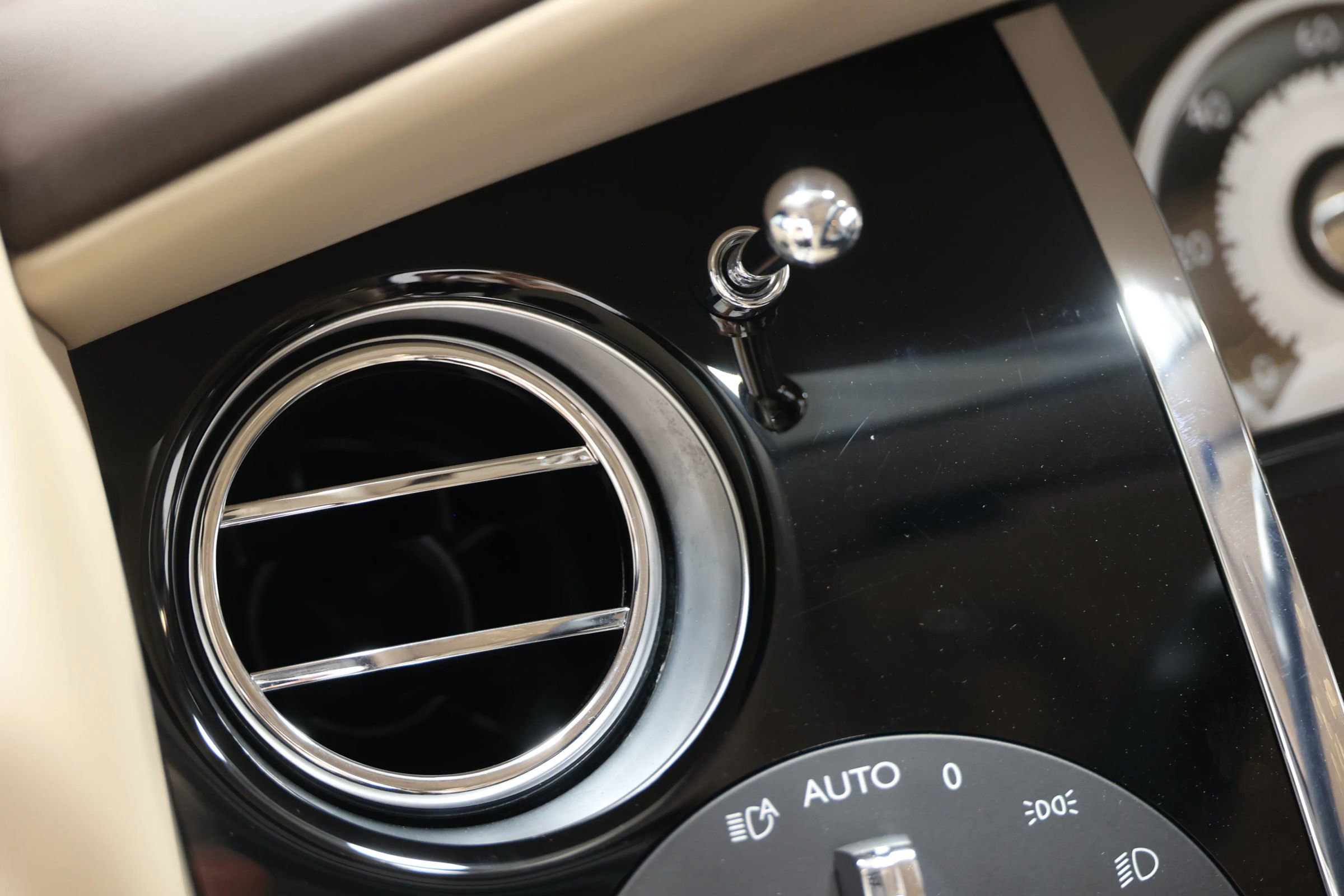 Used 2014 Rolls-Royce Wraith image 32
