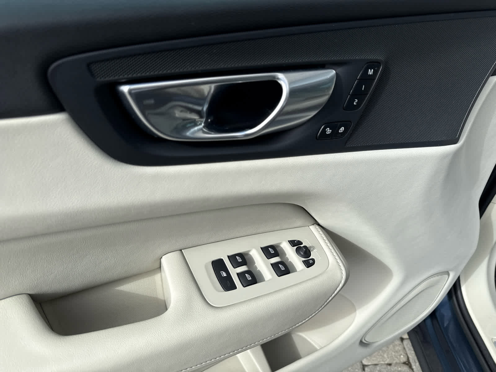 Used 2023 Volvo XC60 B5 Core w/ Climate Package image 6