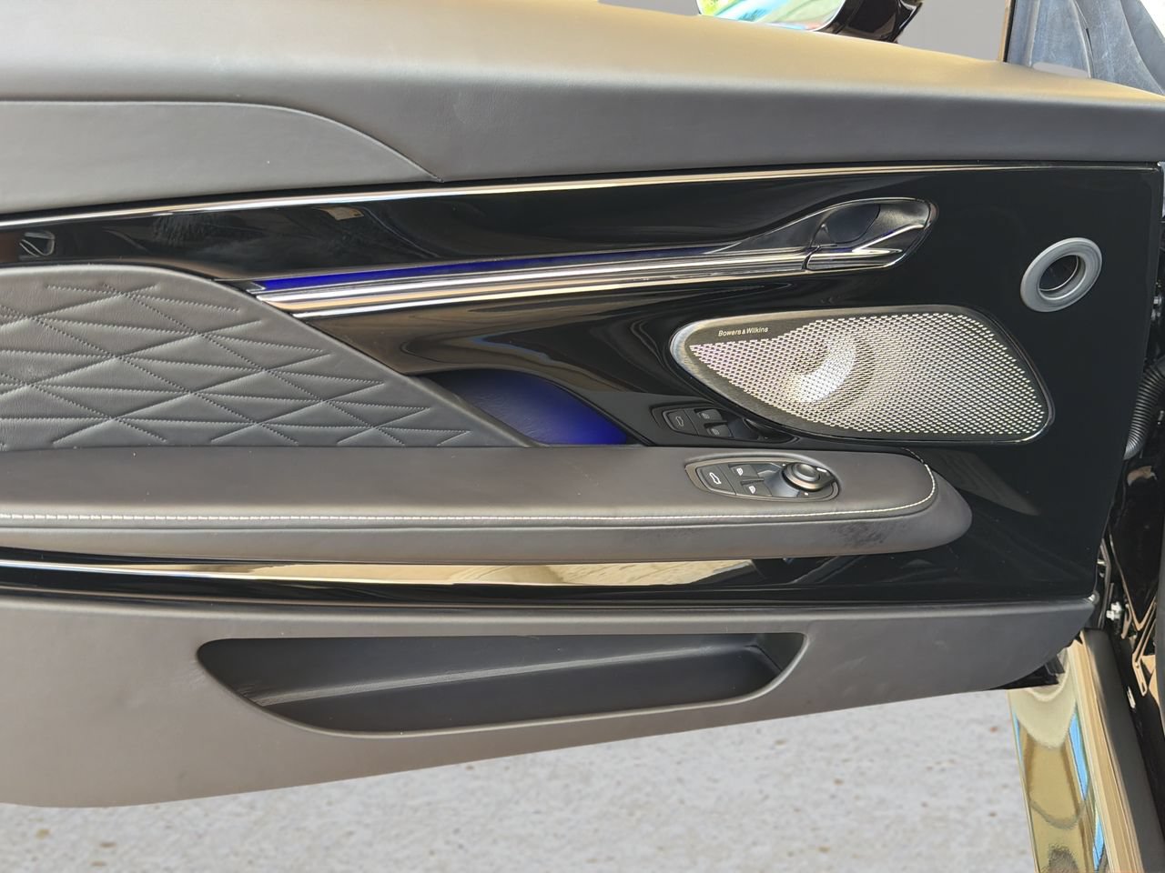 Used 2026 Aston Martin DB12 Convertible RWD image 10
