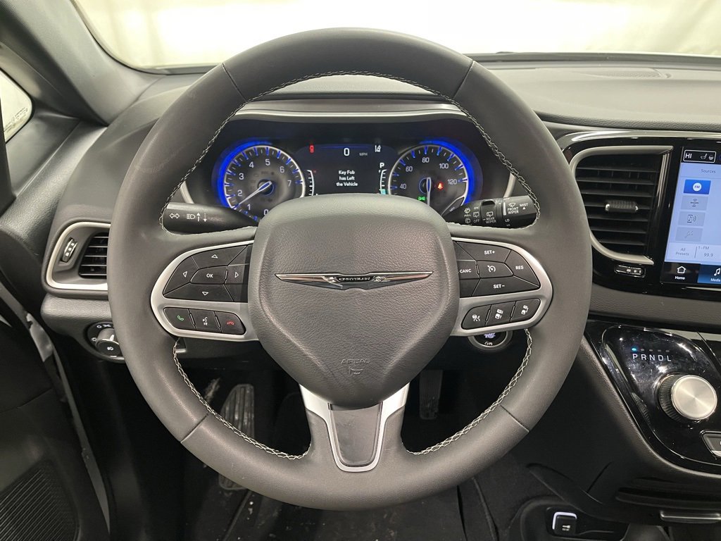 Used 2025 Chrysler Pacifica Select image 23