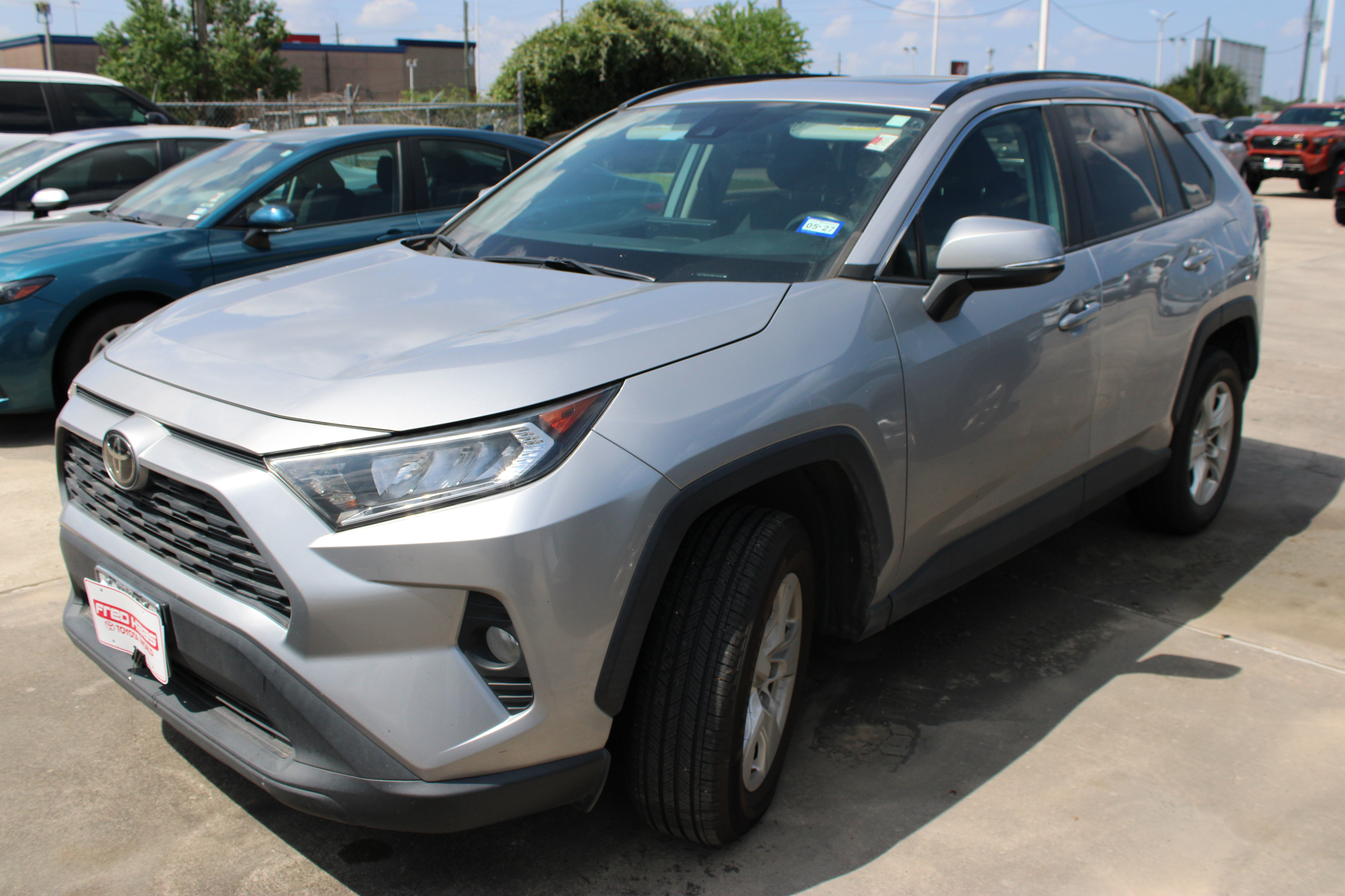 Used 2021 Toyota RAV4 XLE w/ Convenience Package FWD image 4