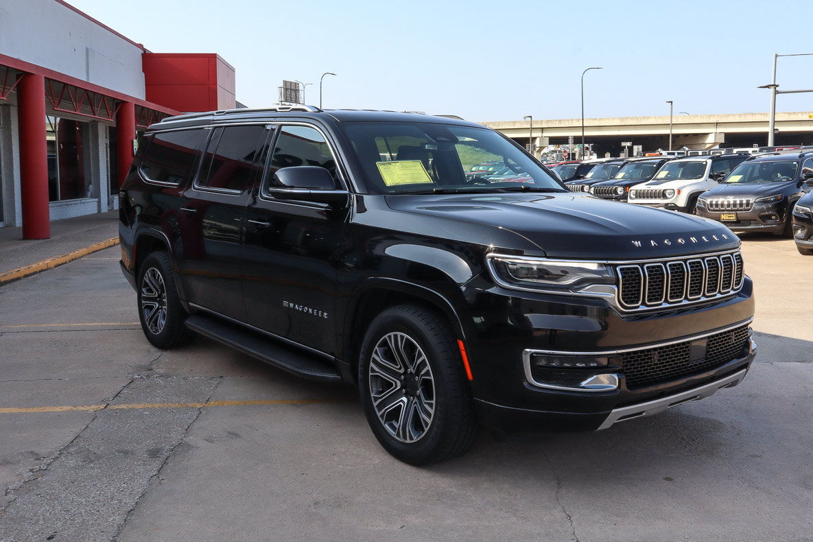 Used 2024 Jeep Wagoneer L Series II AWD/4WD image 4
