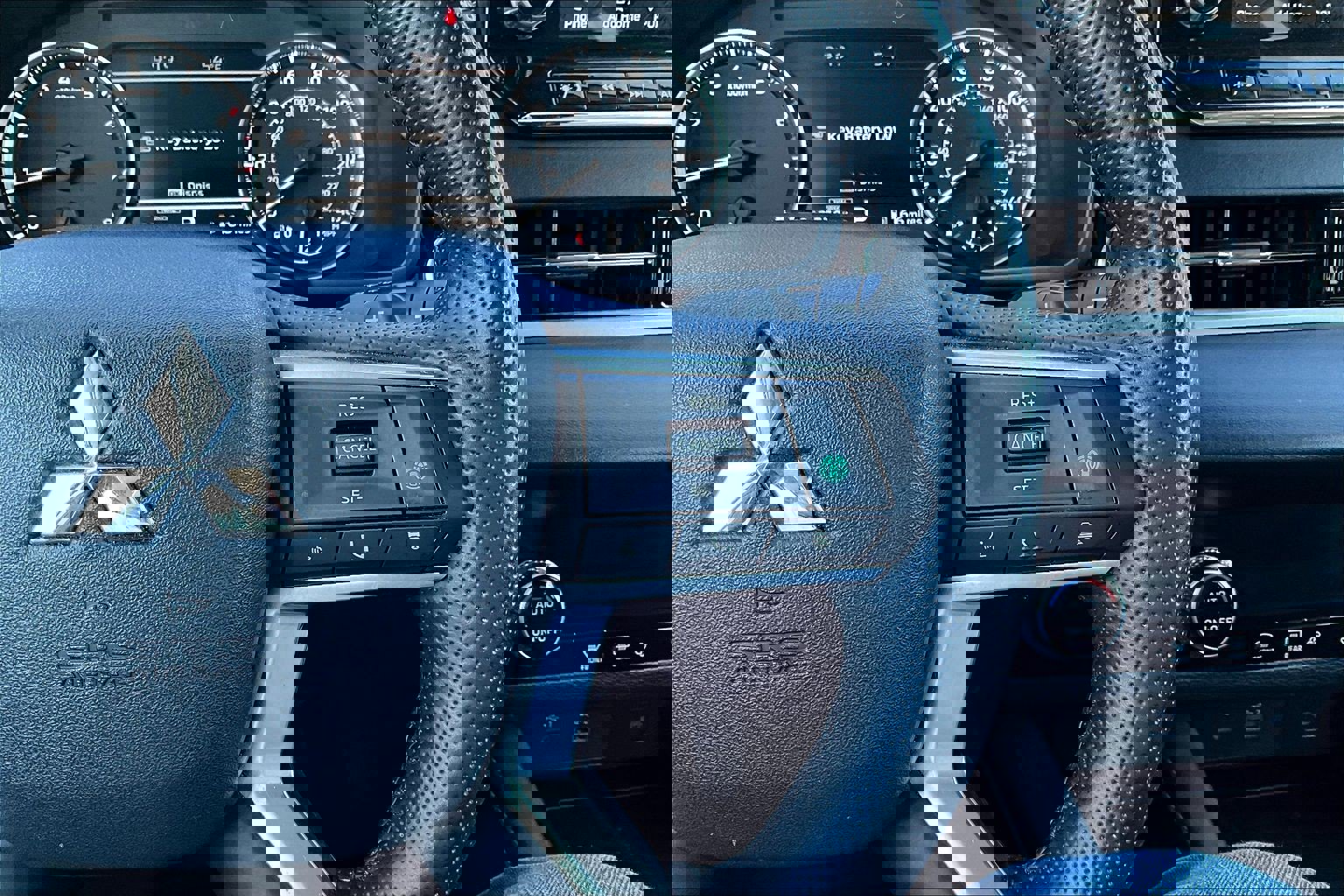 Used 2024 Mitsubishi Outlander SE image 12