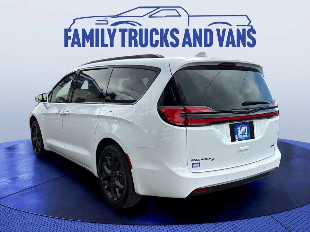 Used 2022 Chrysler Pacifica Touring-L w/ Uconnect Theater Family Group AWD/4WD image 3