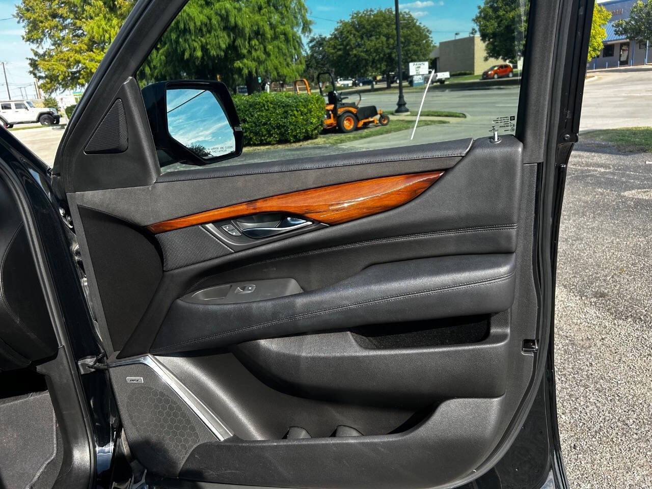 Used 2017 Cadillac Escalade 2WD image 16