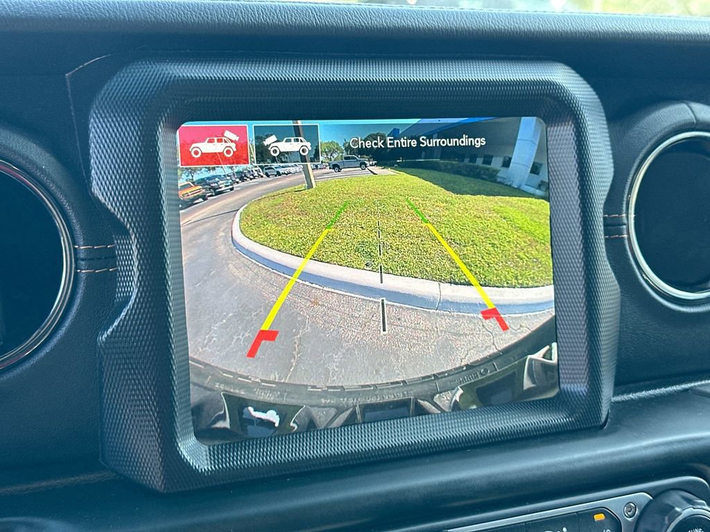 Used 2022 Jeep Wrangler Unlimited Sahara AWD/4WD image 14