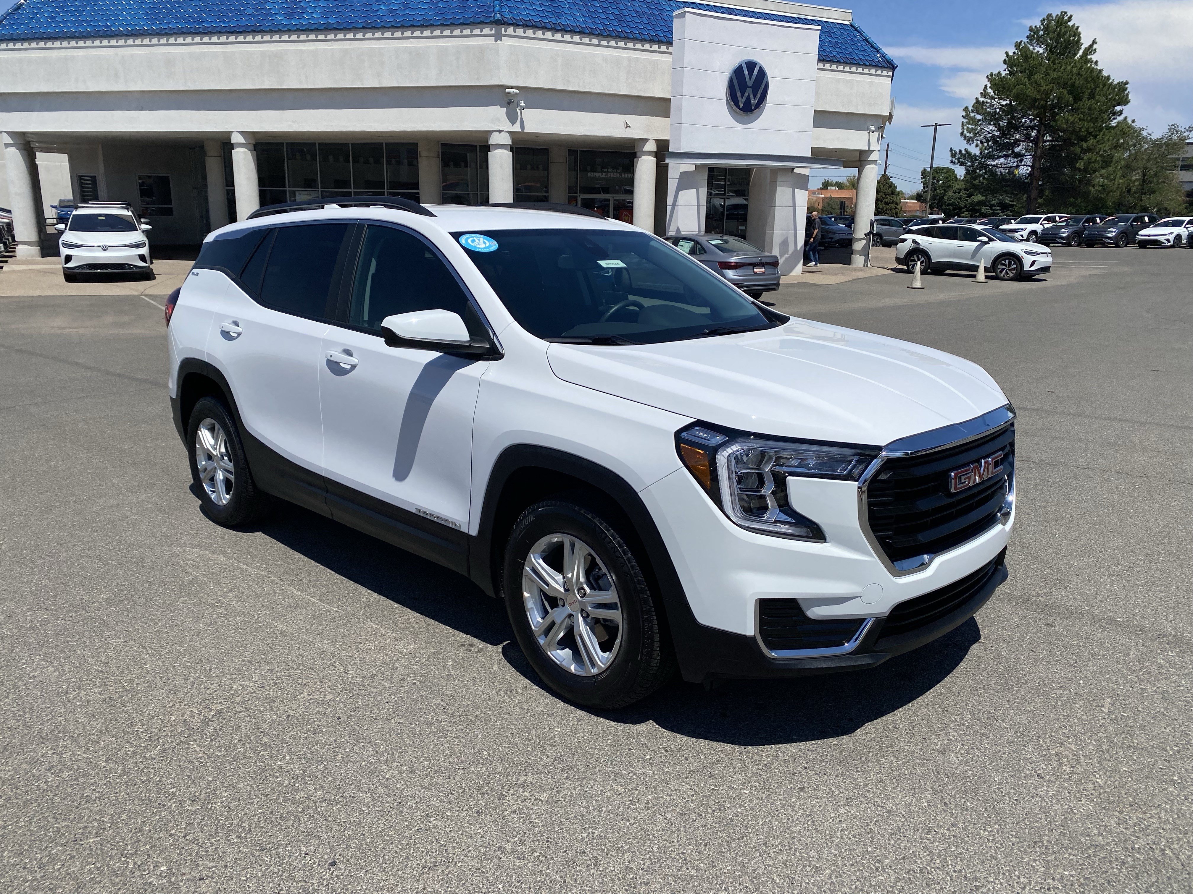 Used 2024 GMC Terrain SLE w/ Driver Convenience Package AWD/4WD image 2