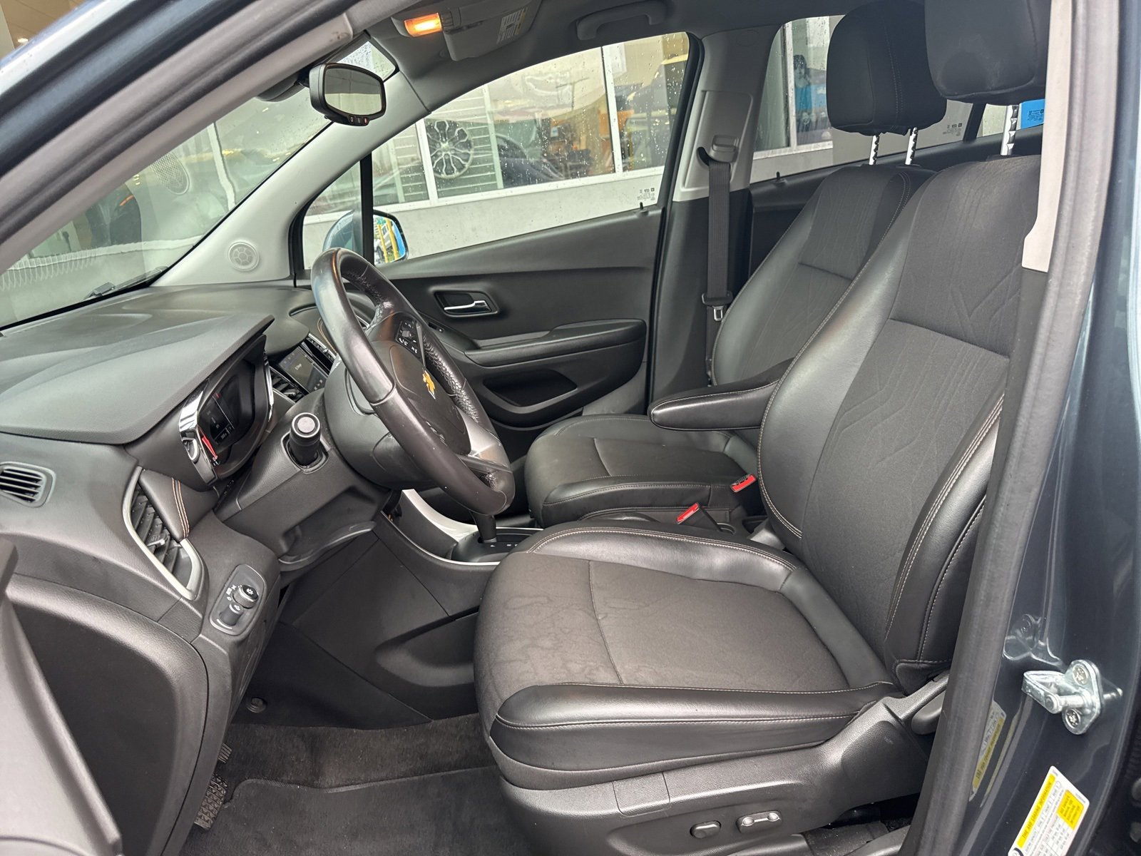 Used 2022 Chevrolet Trax LT w/ LT Convenience Package image 18