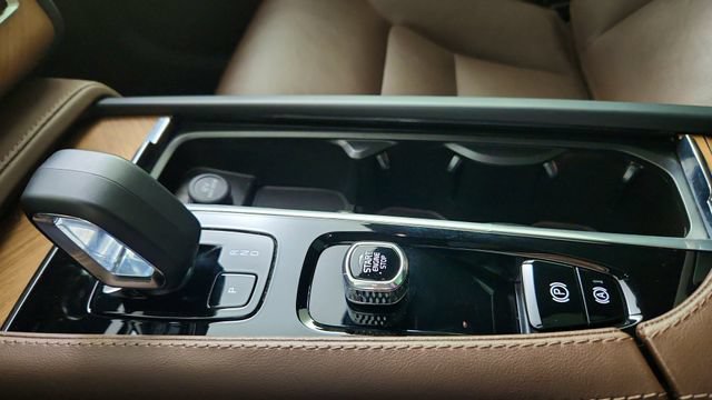 Certified 2023 Volvo XC90 B5 Plus AWD/4WD image 17