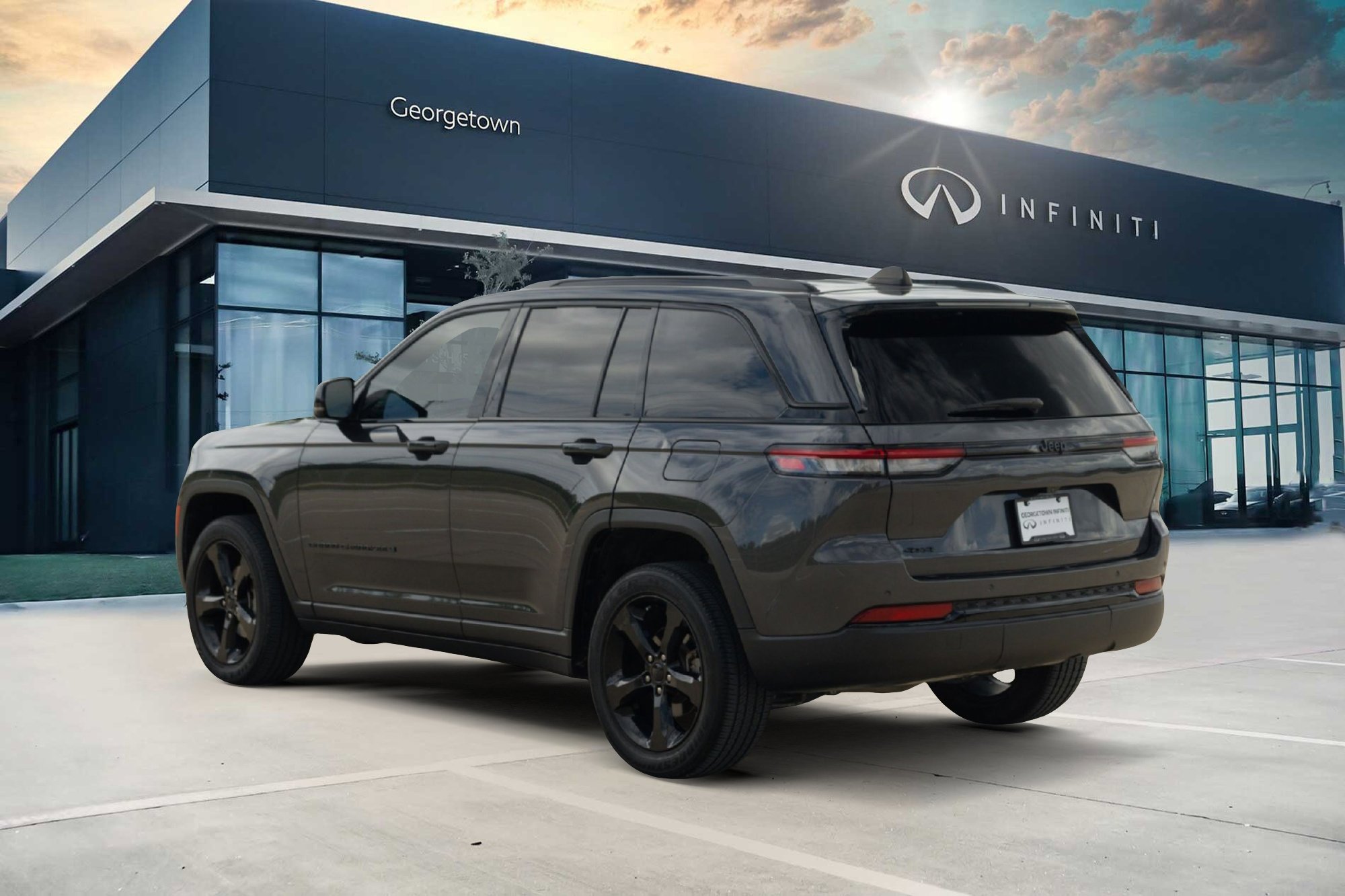 Used 2023 Jeep Grand Cherokee Altitude AWD/4WD image 6