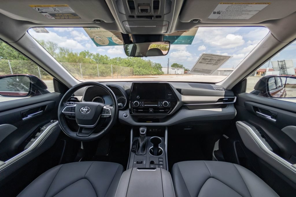 Used 2023 Toyota Highlander XLE FWD image 19