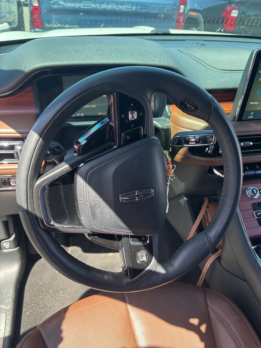 Used 2024 Lincoln Aviator Reserve AWD/4WD image 3