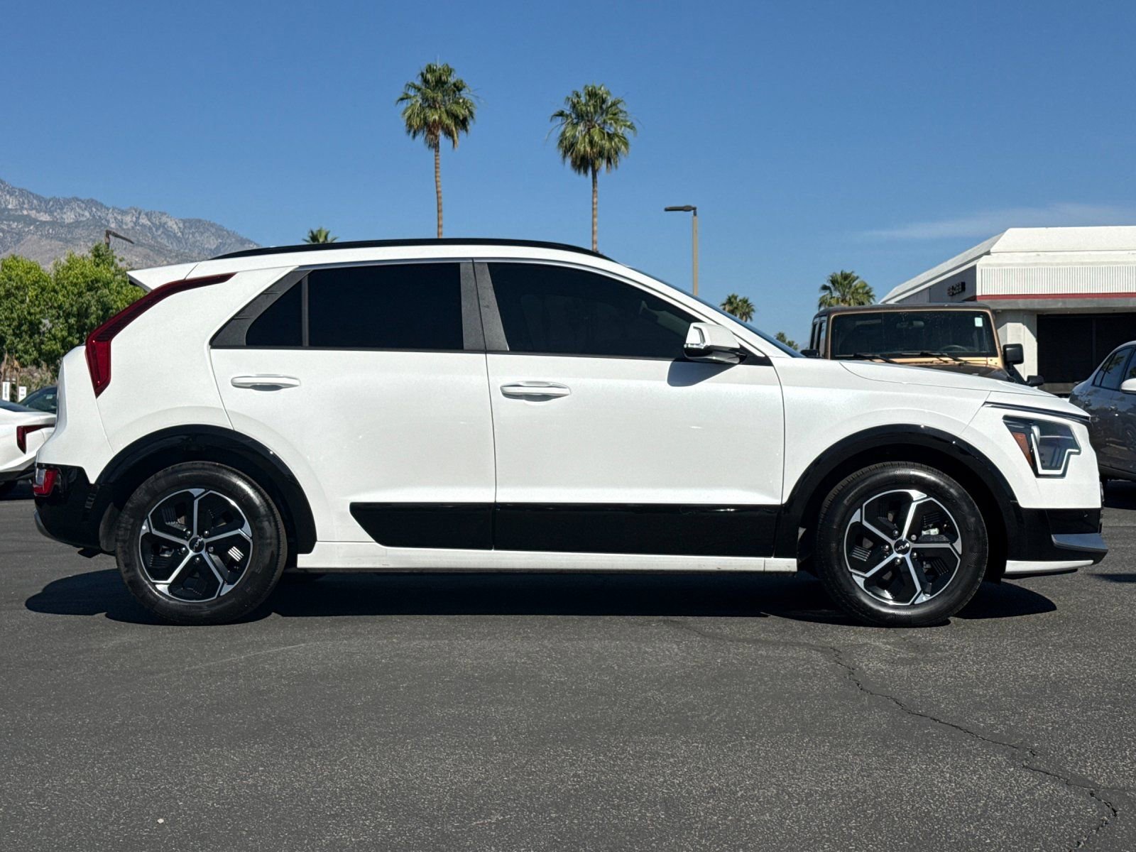 Used 2024 Kia Niro SX image 2