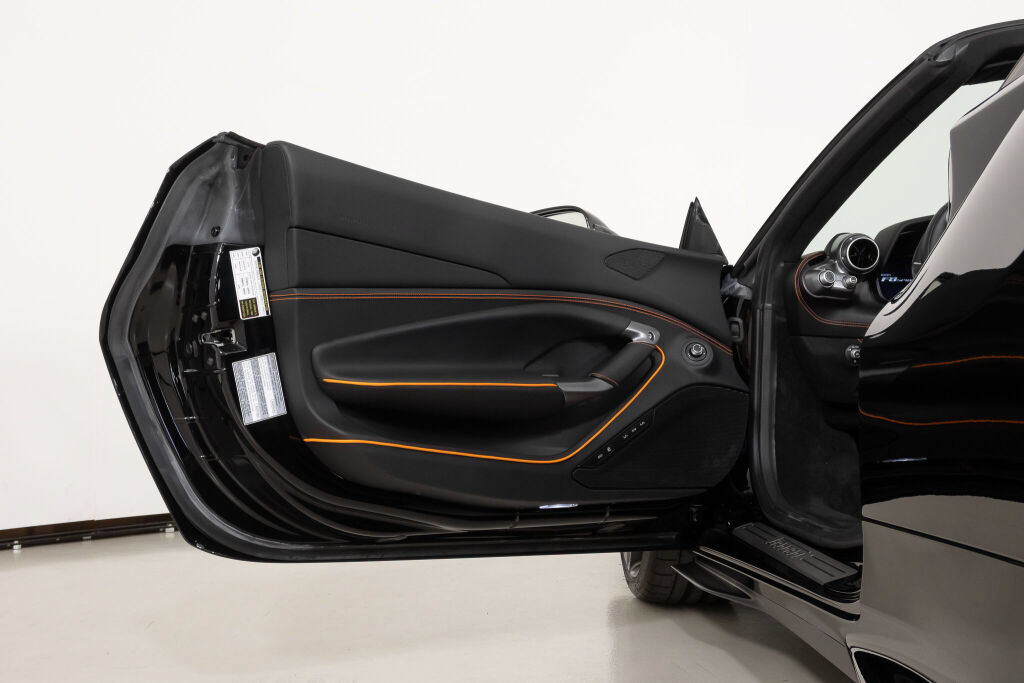 Used 2022 Ferrari F8 Tributo RWD image 30