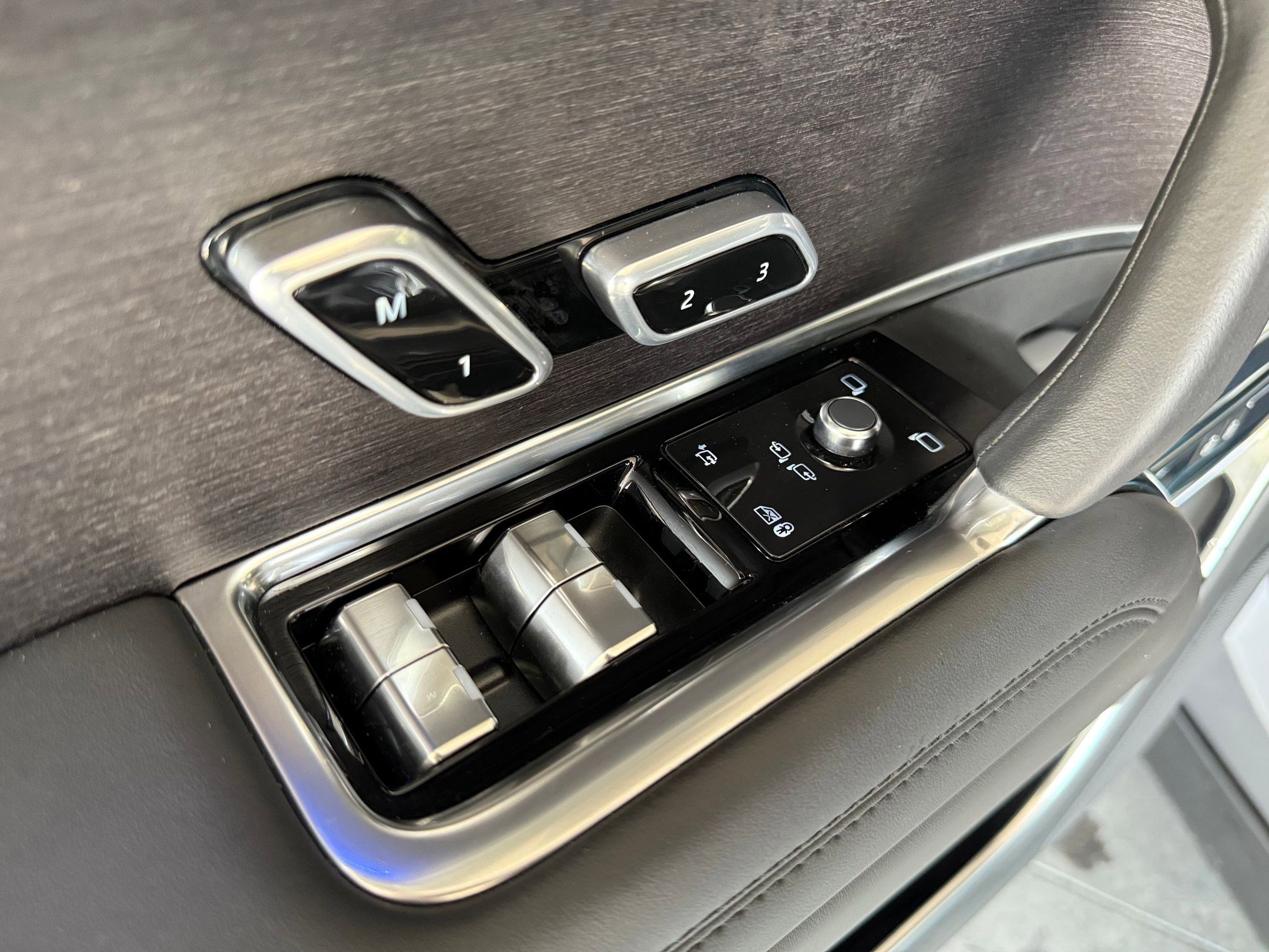 Certified 2025 Land Rover Range Rover SE image 12