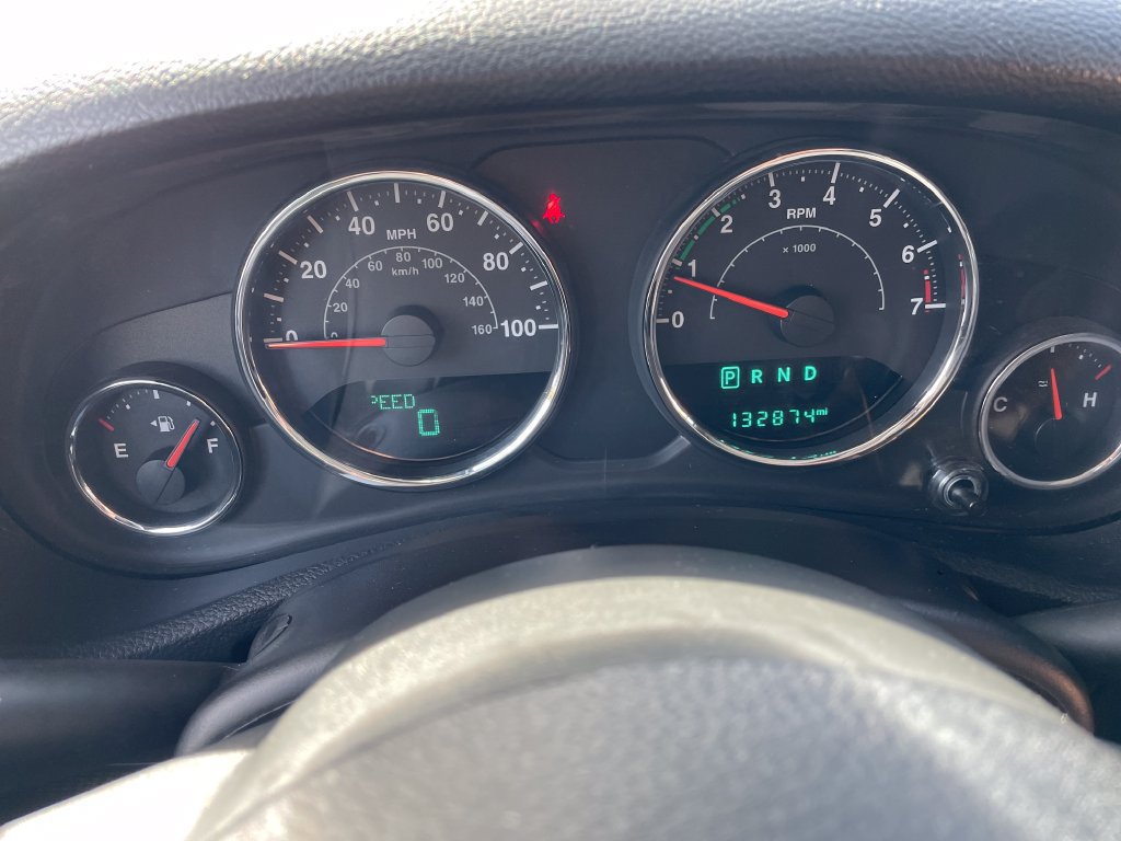 Used 2015 Jeep Wrangler Unlimited Sahara w/ Dual Top Group AWD/4WD image 17