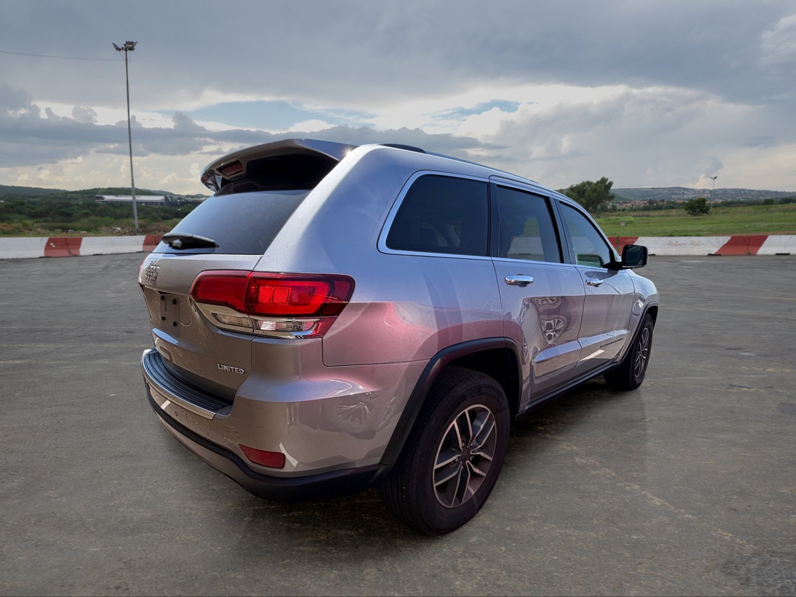 Used 2021 Jeep Grand Cherokee Limited w/ Luxury Group II RWD image 3