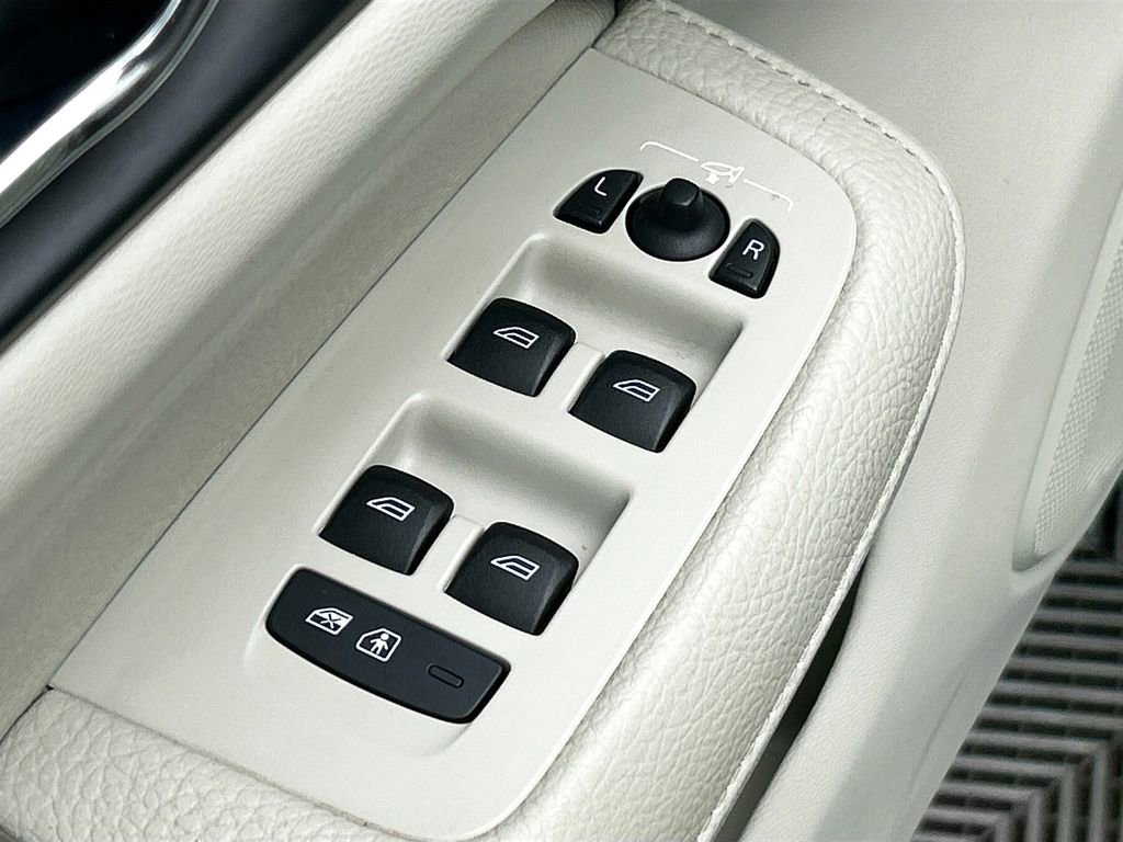 Used 2020 Volvo S60 T5 Momentum image 21