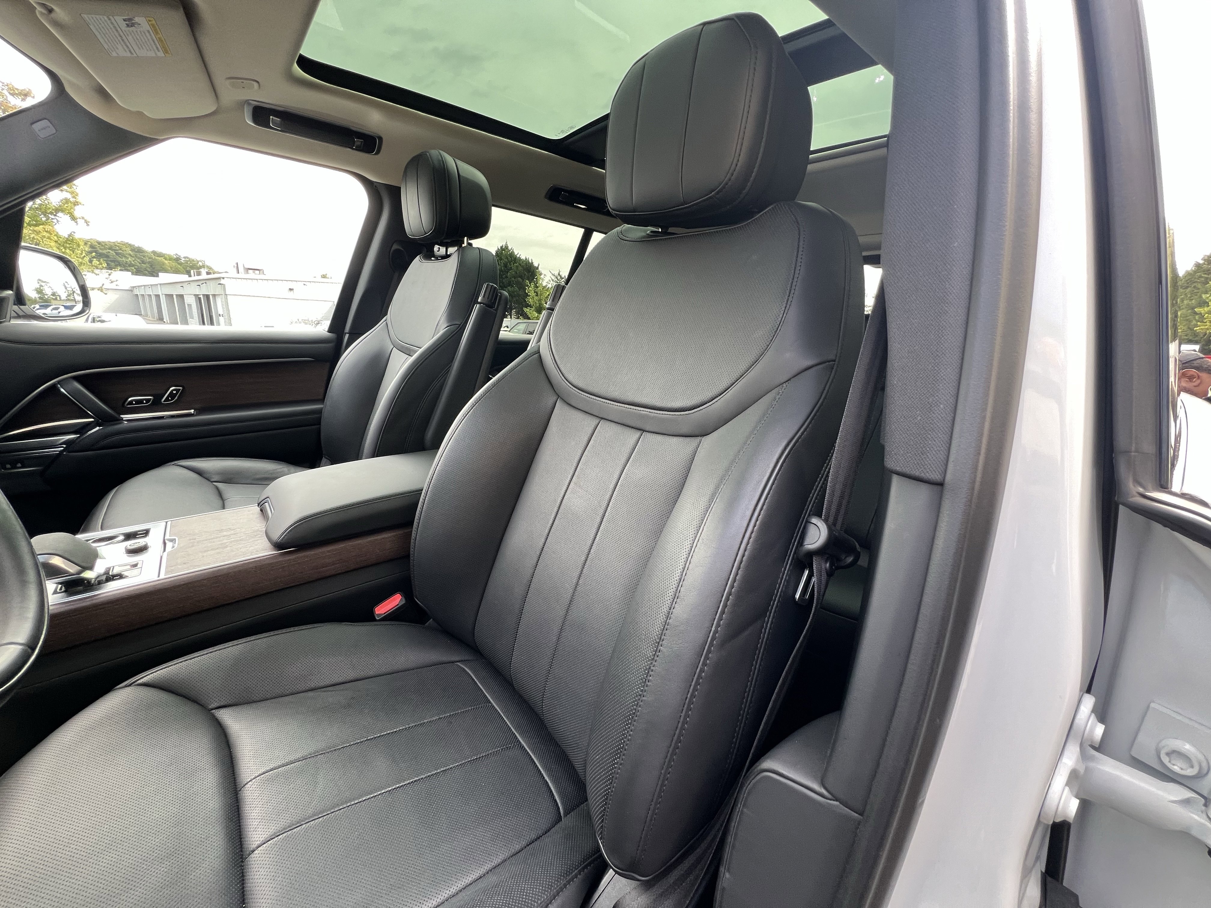 Used 2023 Land Rover Range Rover SE image 17