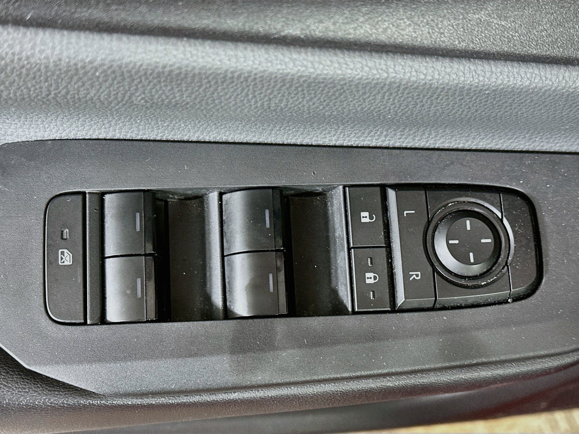 Used 2025 Toyota Prius LE FWD image 15