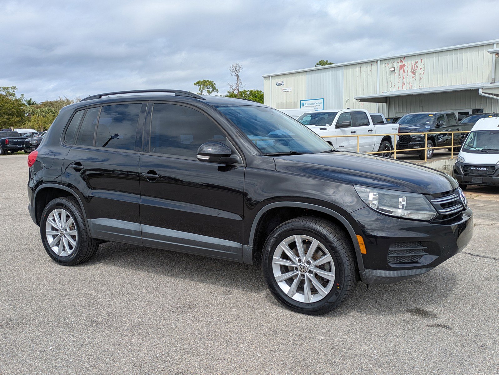 Used 2017 Volkswagen Tiguan S image 2