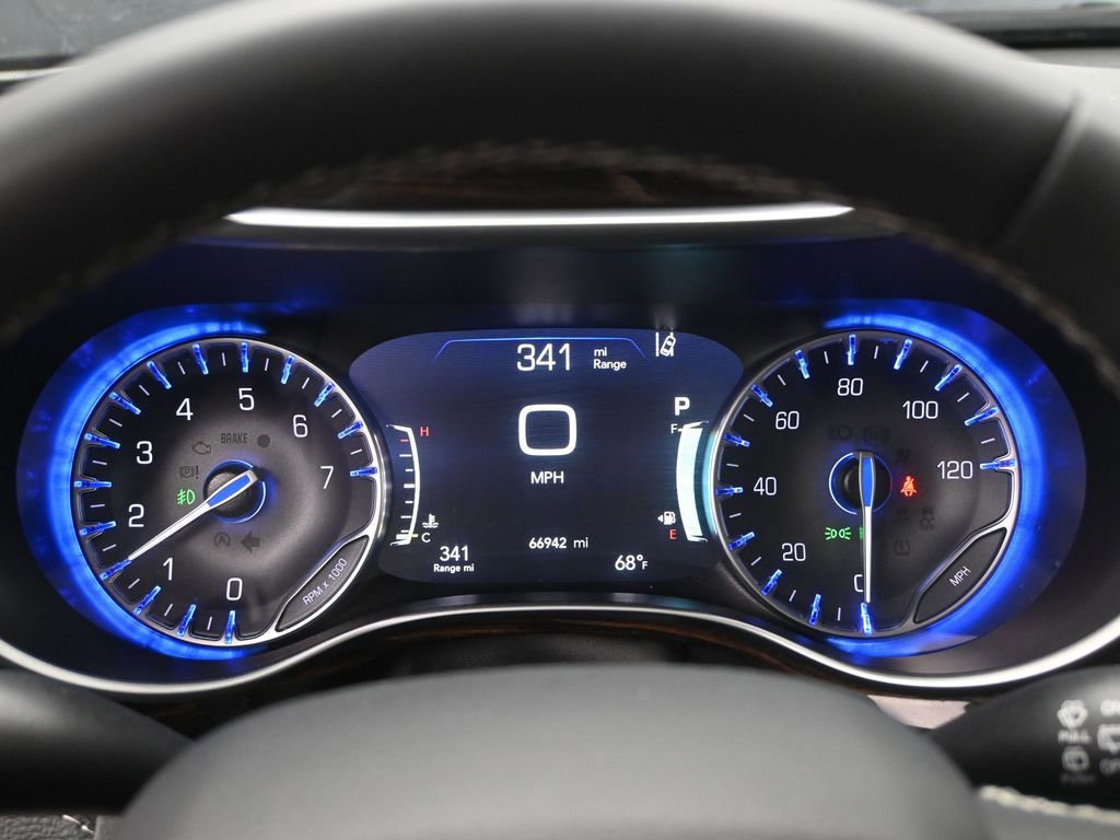 Used 2023 Chrysler Pacifica Limited FWD image 13