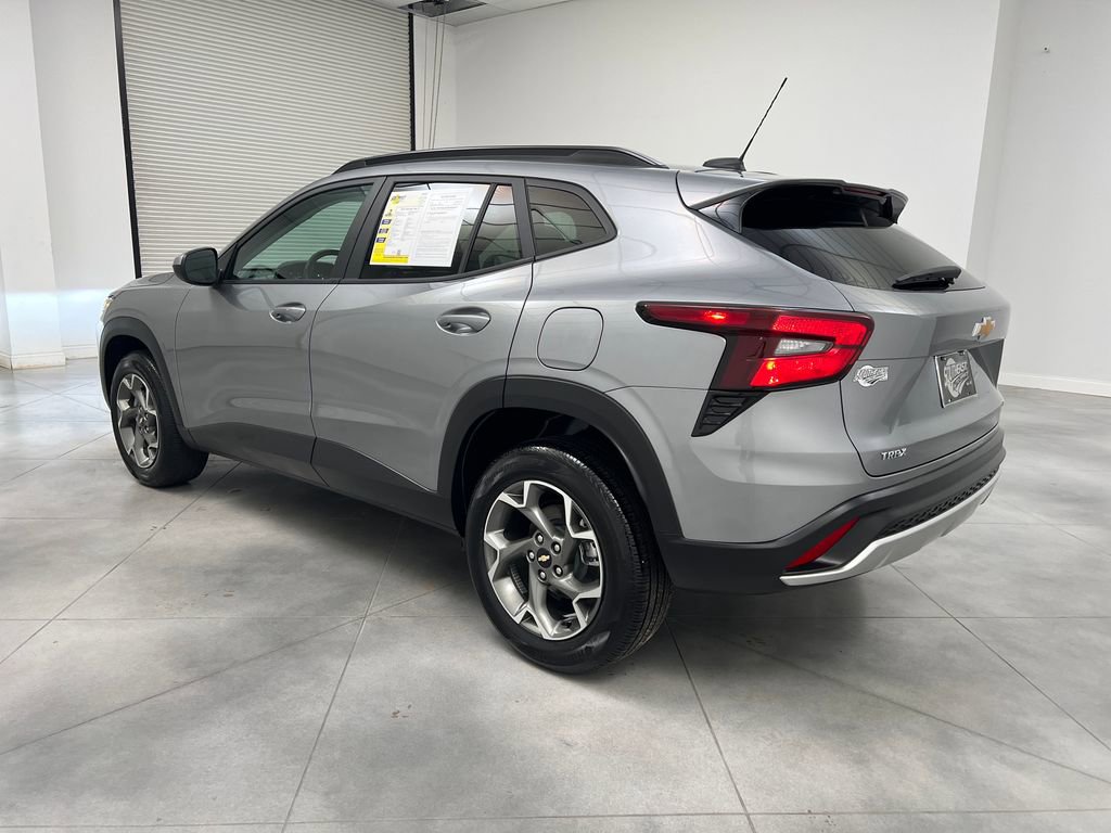 Used 2025 Chevrolet Trax LT w/ LT Convenience Package FWD image 5