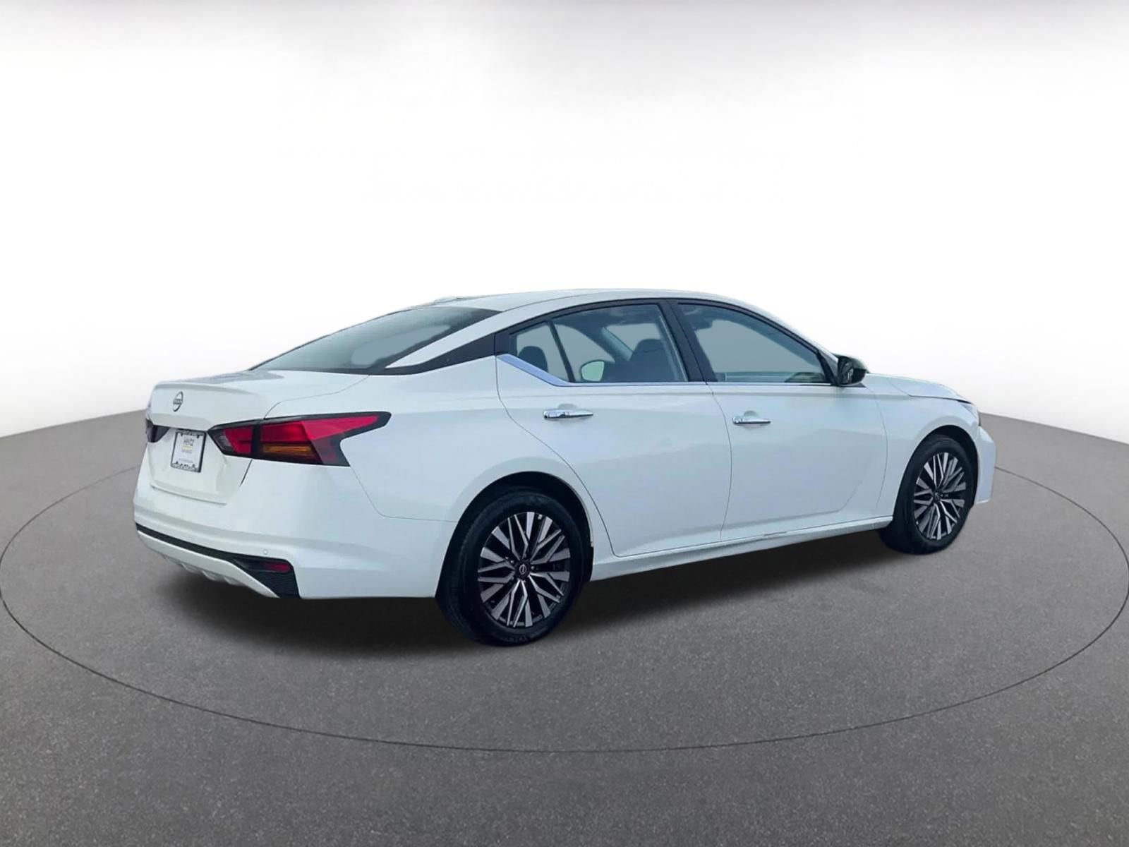 Used 2025 Nissan Altima 2.5 SV FWD image 15