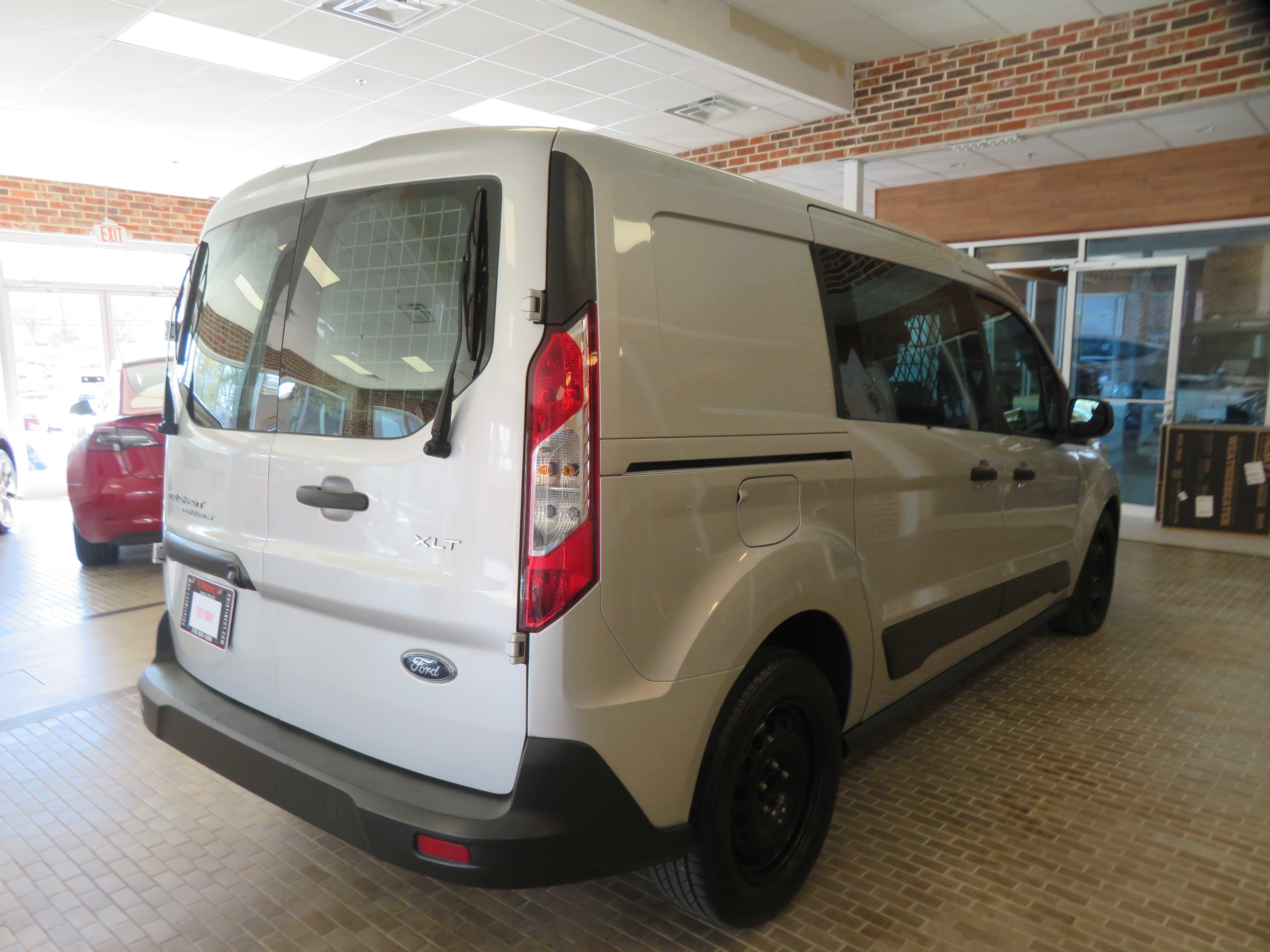 Used 2022 Ford Transit Connect XLT image 4