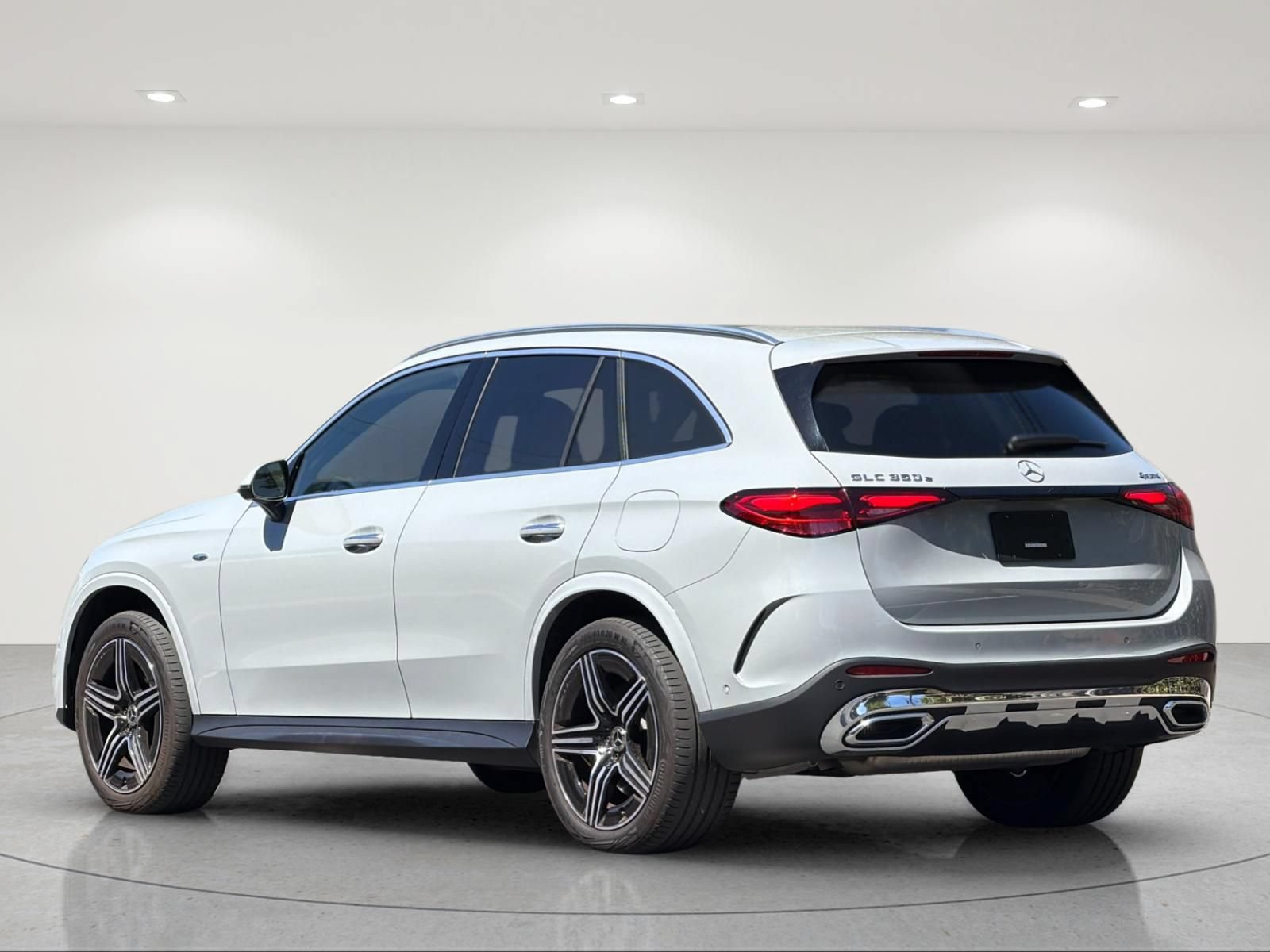 Used 2025 Mercedes-Benz GLC 350e 4MATIC image 3