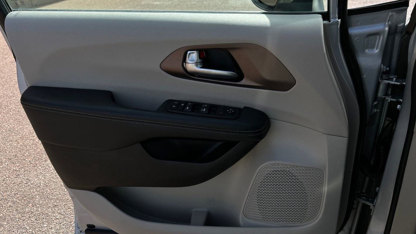 Used 2023 Chrysler Voyager LX image 25
