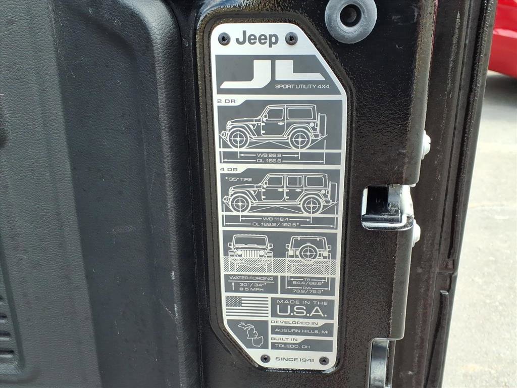 Used 2025 Jeep Wrangler Sahara image 11
