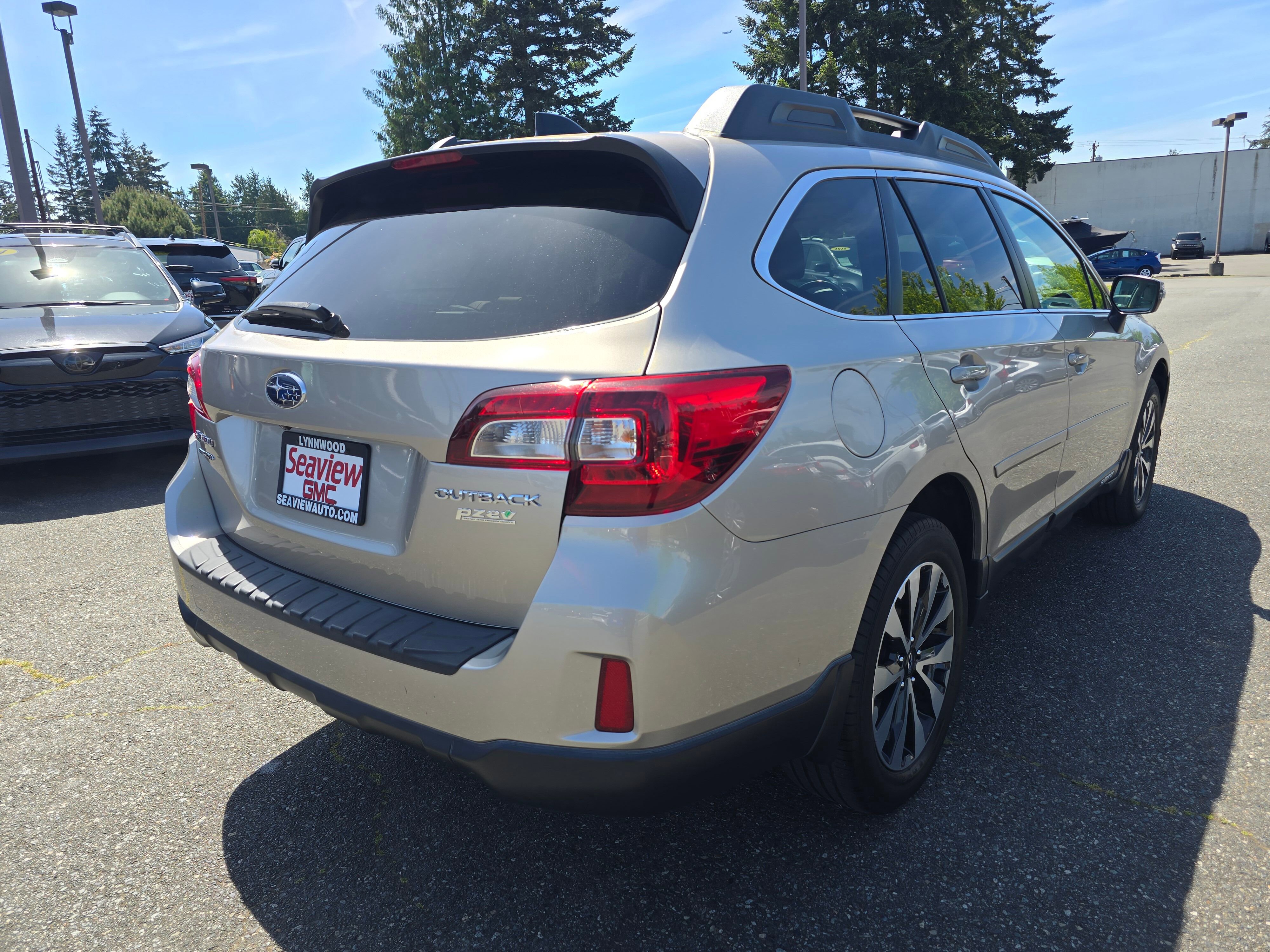 Used 2016 Subaru Outback 2.5i Limited AWD/4WD image 3