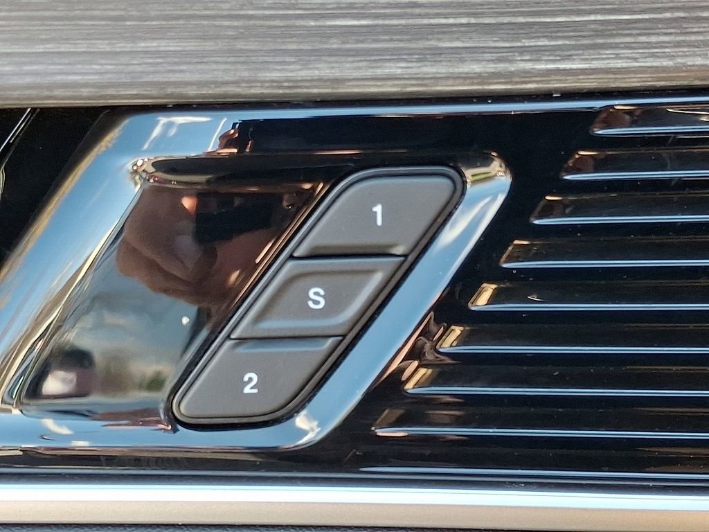 Certified 2024 Jeep Wagoneer Series II w/ Flexible Seating Group image 29