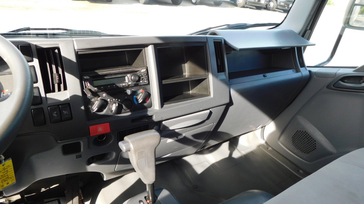 Used 2020 Isuzu NPR image 12