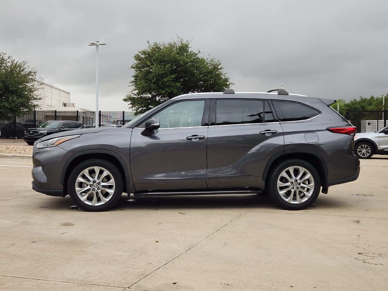 Used 2023 Toyota Highlander Limited AWD/4WD image 4