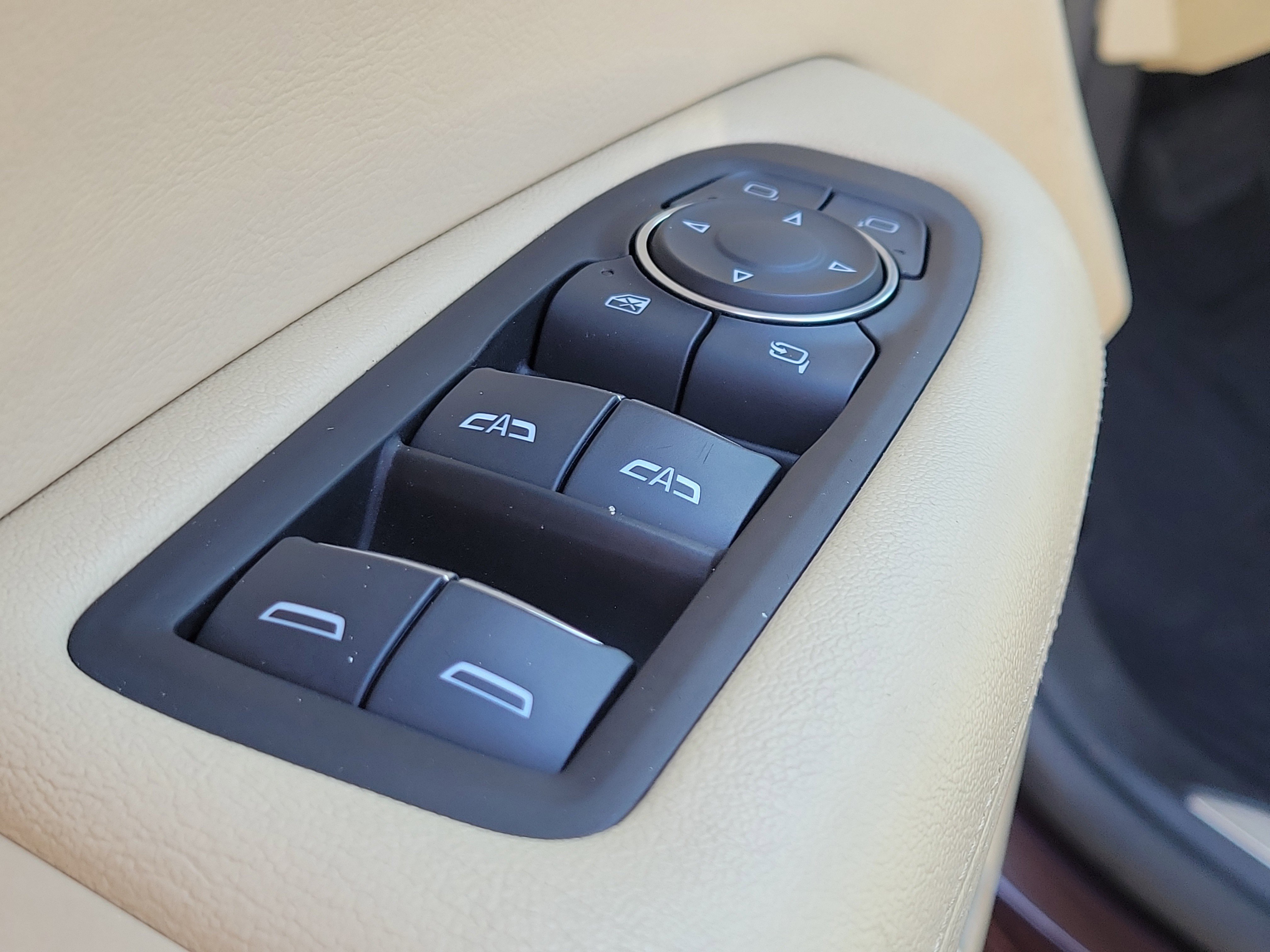 Used 2017 Cadillac XT5 Luxury w/ Driver Awareness Package image 23