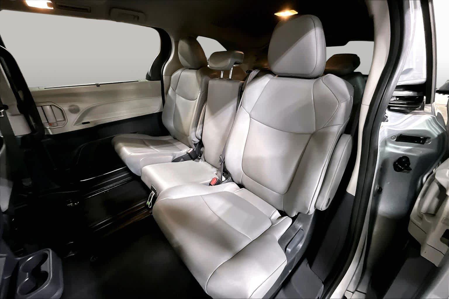 Used 2024 Toyota Sienna XLE FWD image 21