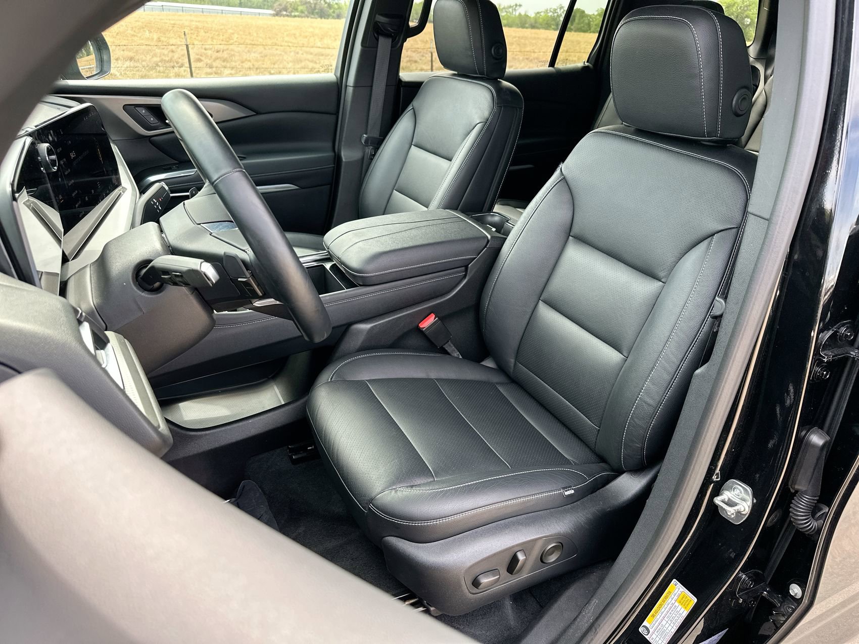 Used 2025 Chevrolet Traverse LT FWD image 11