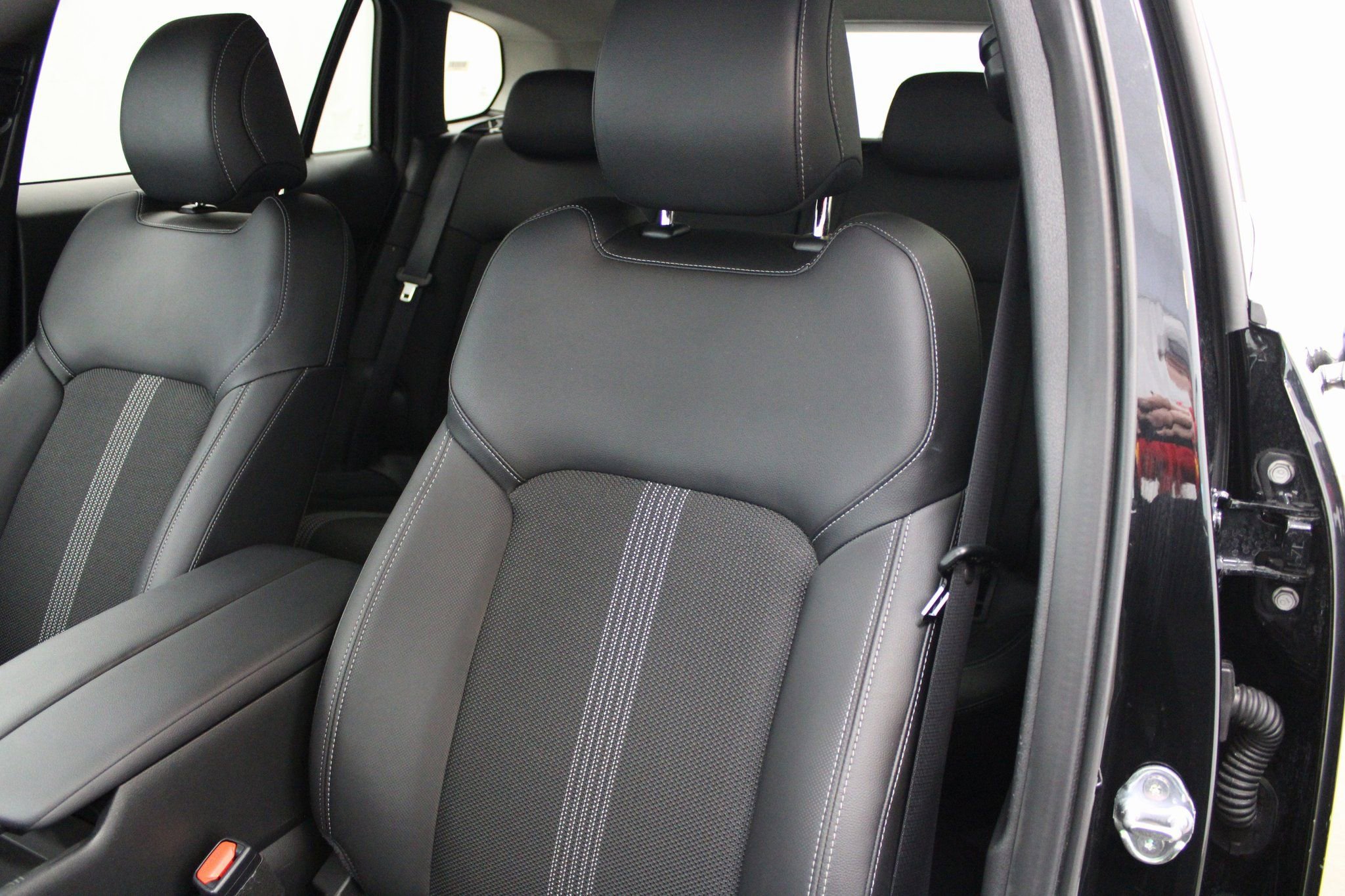 Used 2025 MAZDA CX-50 AWD 2.5 S w/ Preferred Package image 17