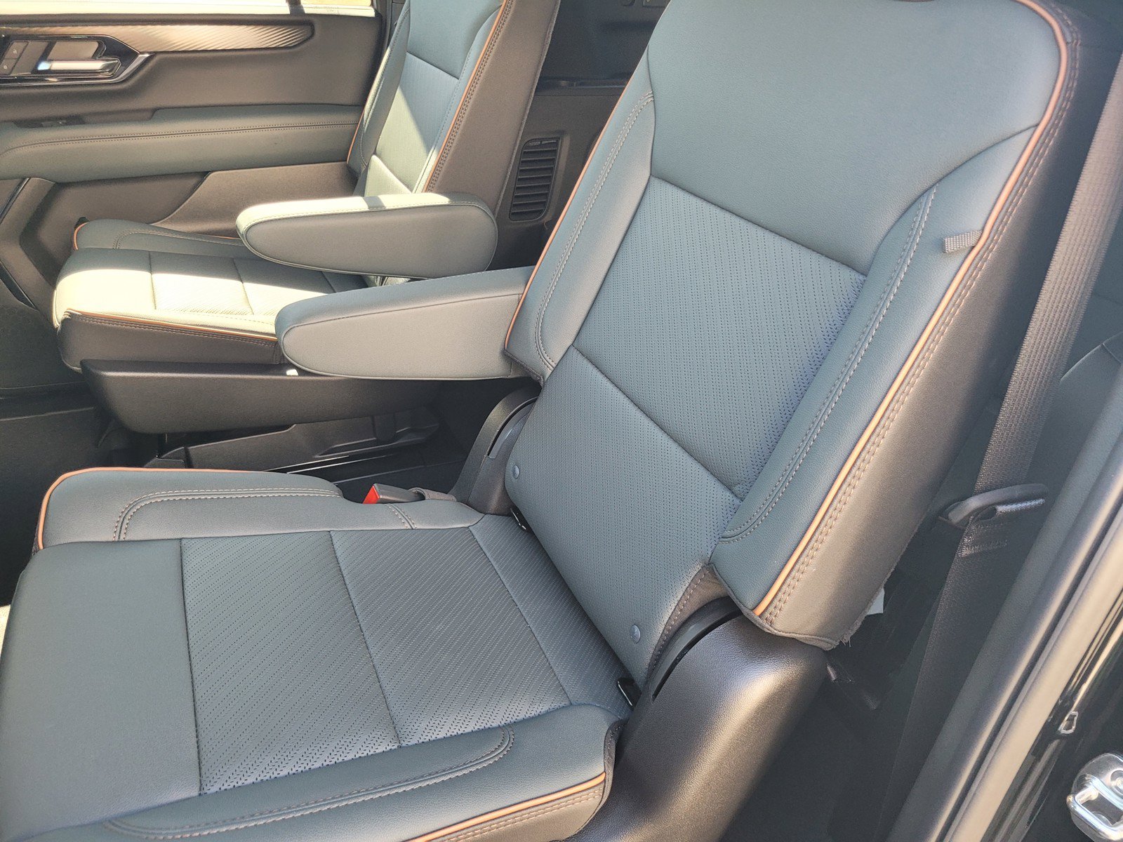 New 2026 GMC Yukon XL AT4 w/ AT4 Premium Plus Package AWD/4WD image 6