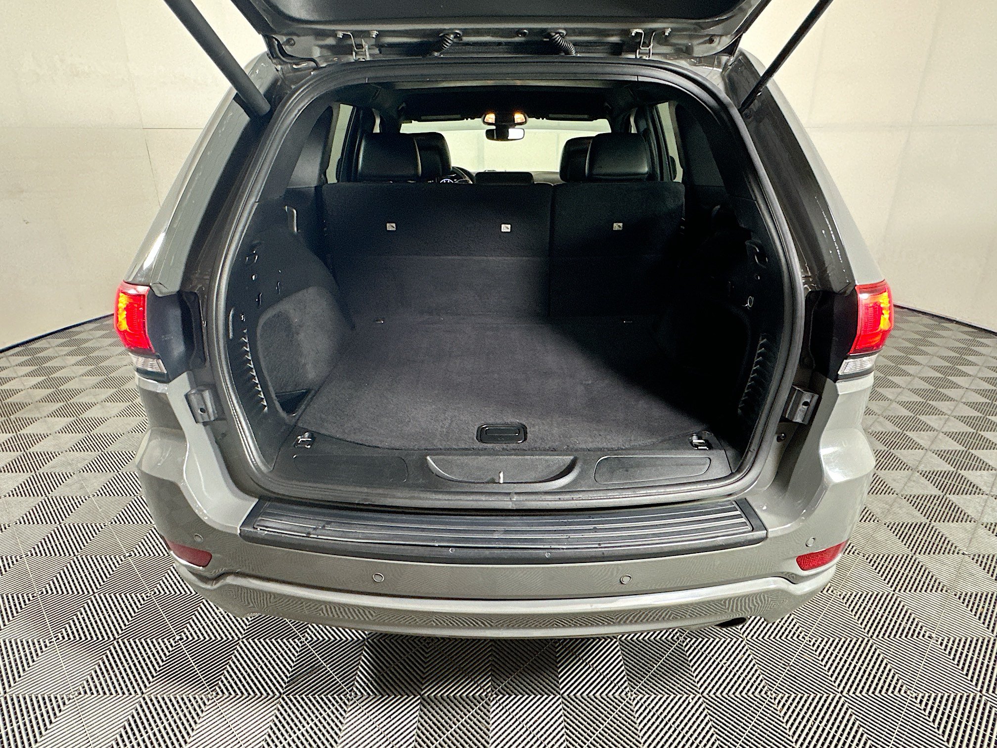 Used 2020 Jeep Grand Cherokee Altitude RWD image 31