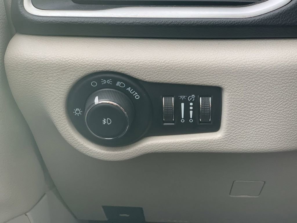 Used 2022 Chrysler Pacifica Touring-L image 15