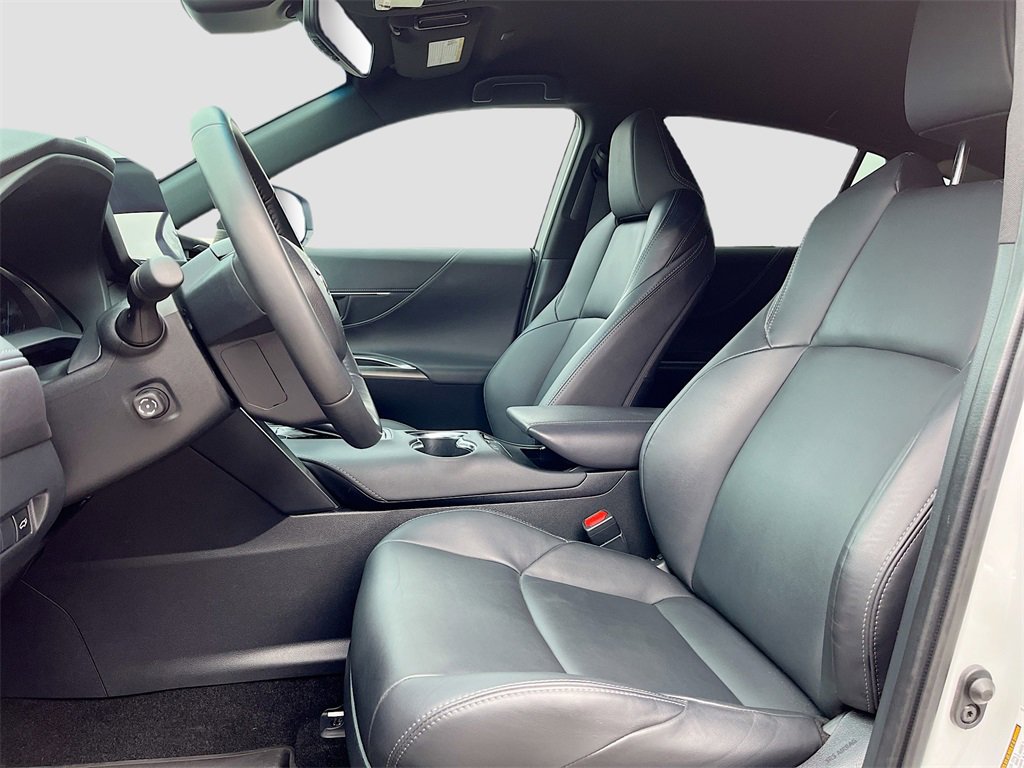 Used 2024 Toyota Venza XLE image 19