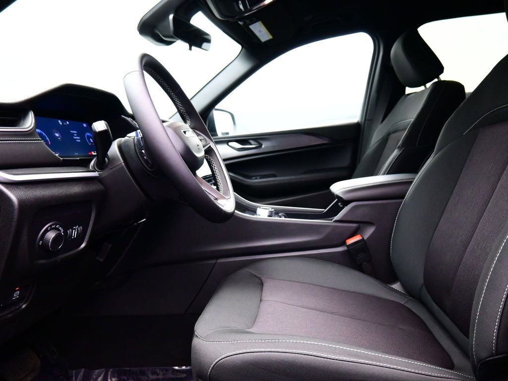 New 2025 Jeep Grand Cherokee Laredo X image 13