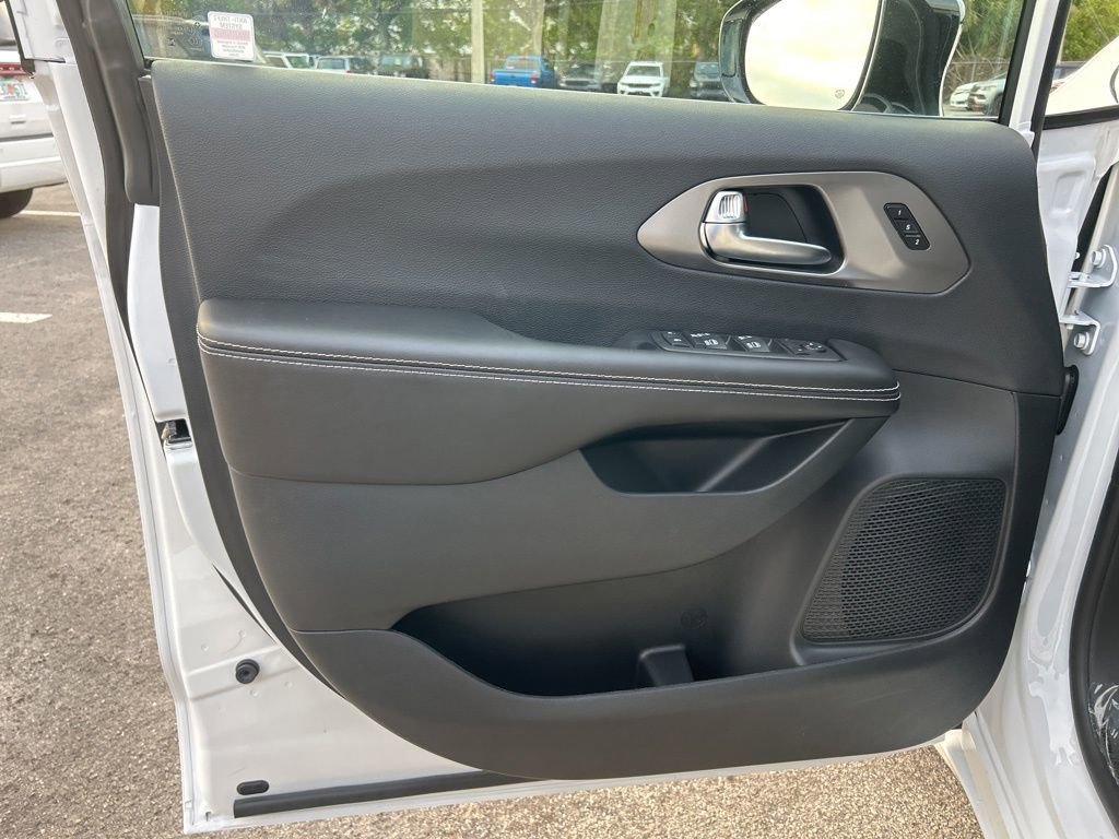 New 2026 Chrysler Pacifica Select image 36